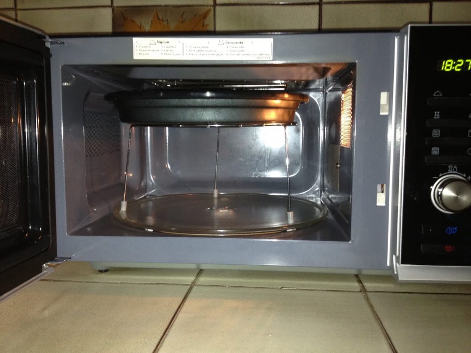 Torta morbida al cioccolato fondente in pochi minuti al microonde