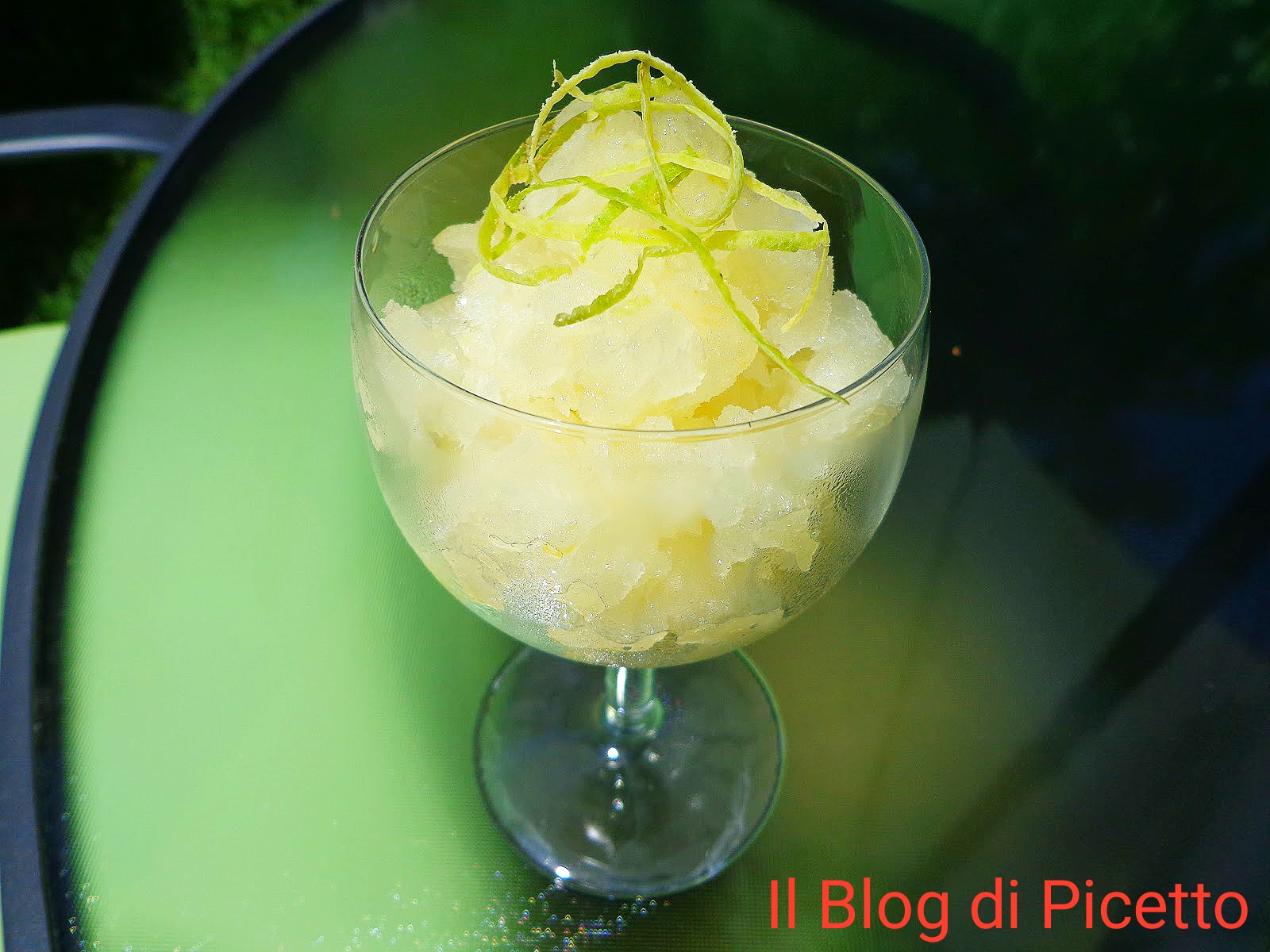 Con la ricetta della nonna della granita al limone siciliana cremosa, senza gelatiera, facile e veloce, otterrai una granita strepitosa.