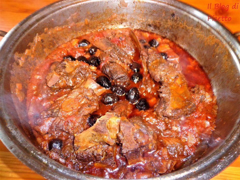 Cinghiale in umido ricetta toscana con olive e marinatura in vino e aromi