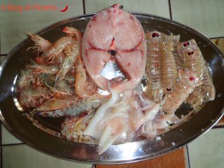 Pesce, crostacei e molluschi per preparare la PAELLA DE MARISCO o MARINERA ricetta dello chef Rodrigo Werner De Oliveira