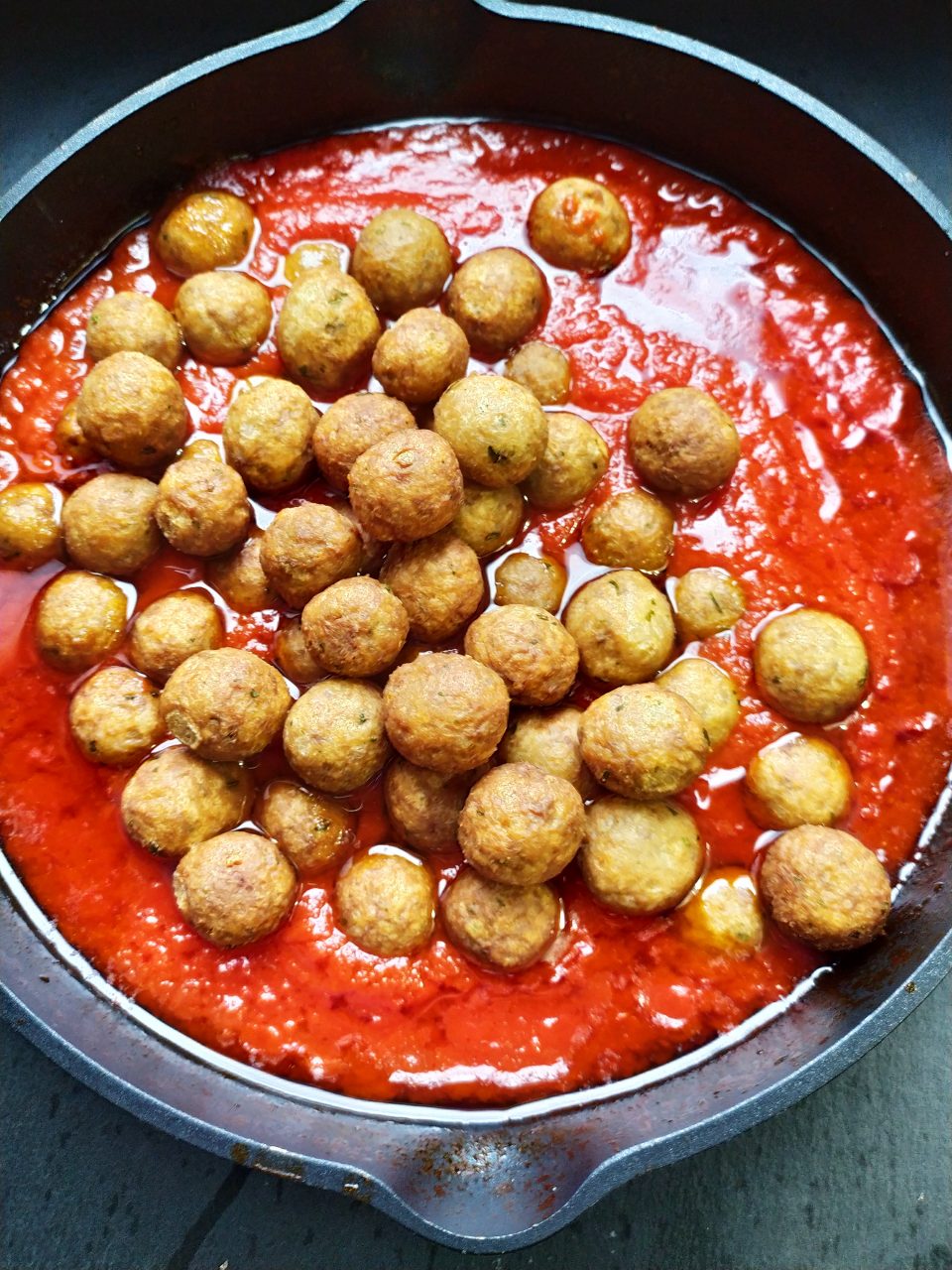 Sugo di pomodoro per gli spaghetti al sugo con le polpettine