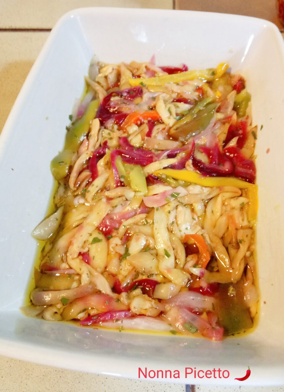 La ricetta calabrese della nonna delle melanzane sott’olio a crudo con peperoni e cipolle di Tropea è favolosa, non possono mancare nel tipico antipasto alla calabrese