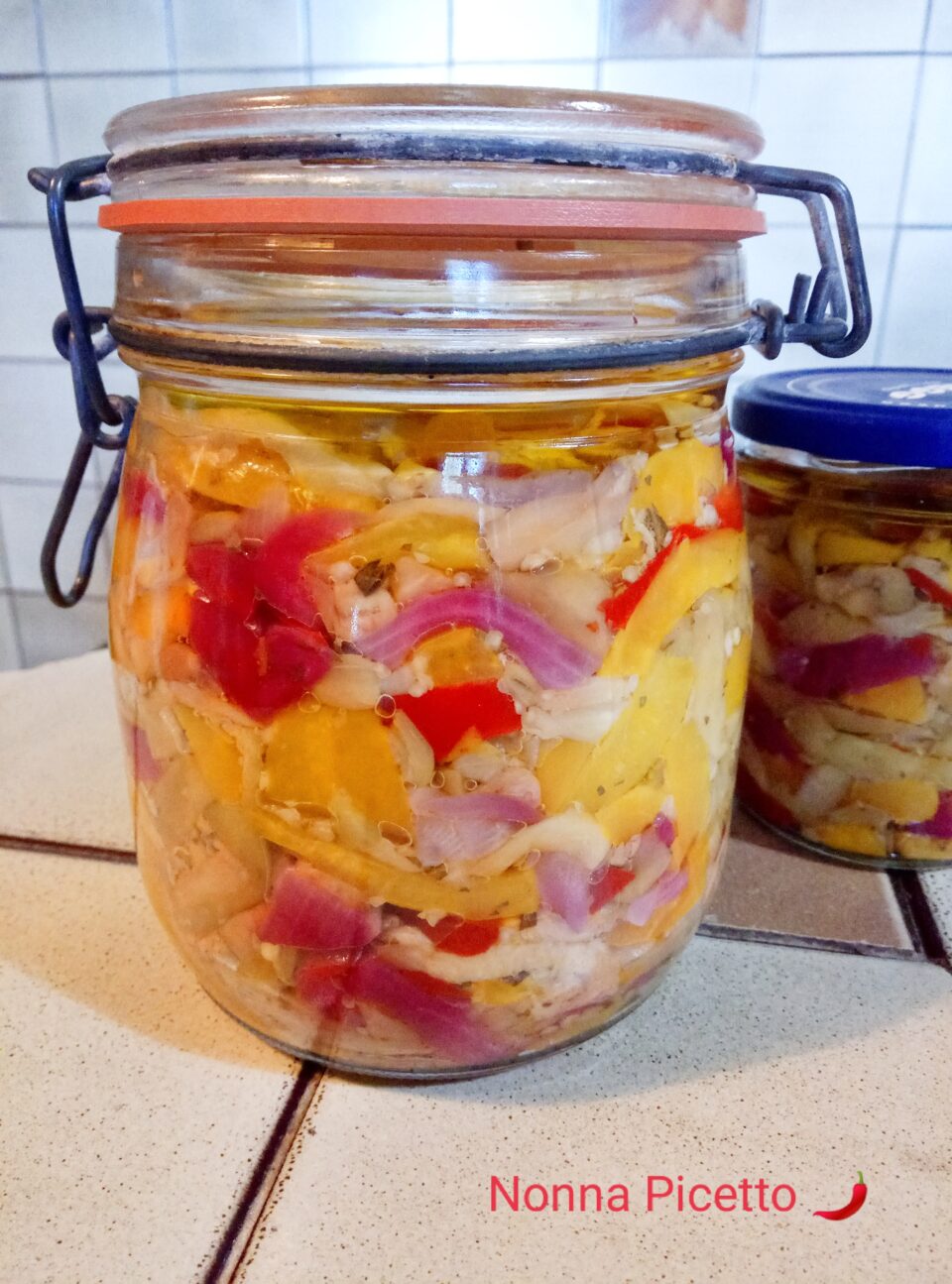La ricetta calabrese della nonna delle melanzane sott’olio a crudo con peperoni e cipolle di Tropea è favolosa, non possono mancare nel tipico antipasto alla calabrese