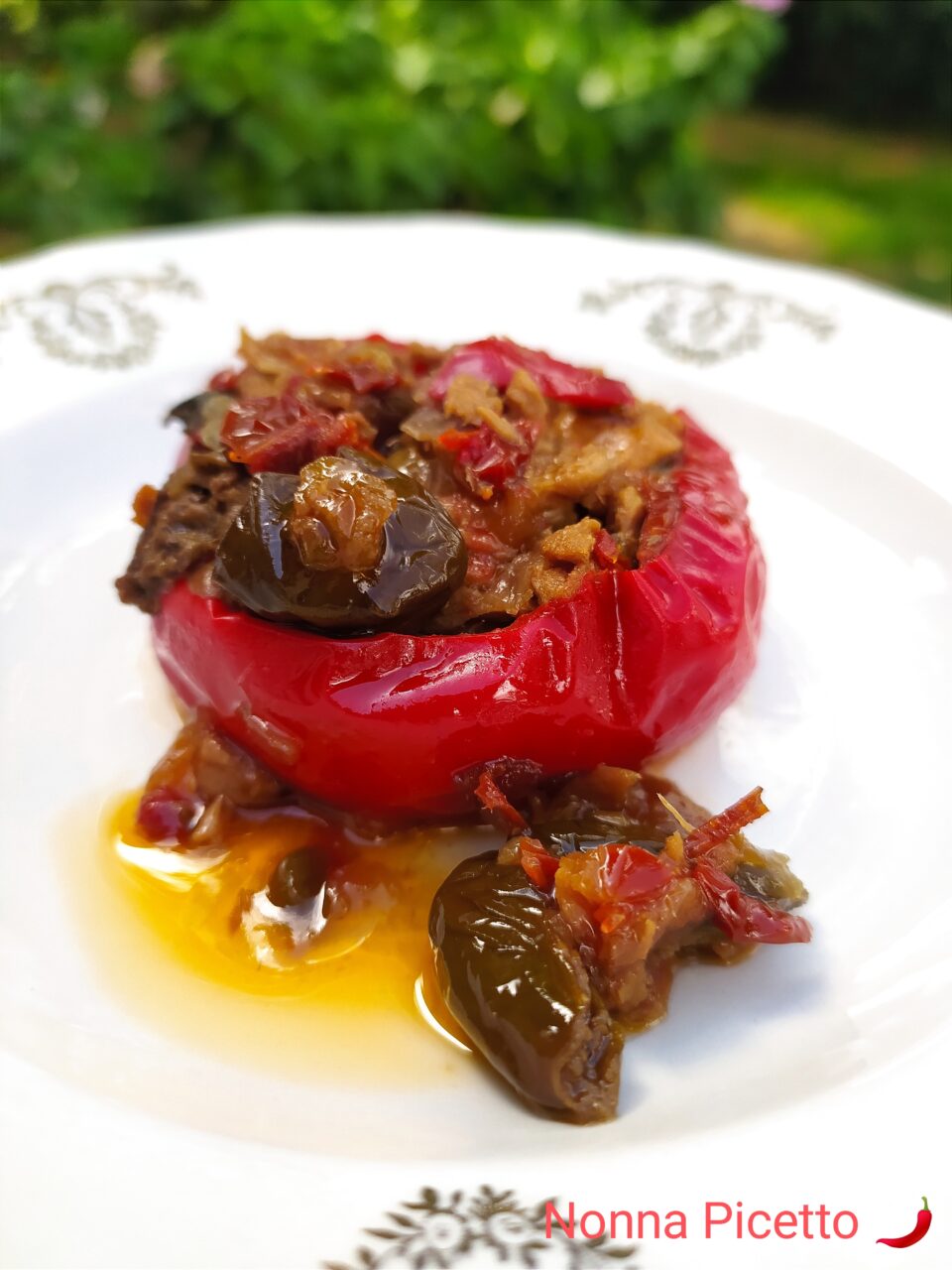 Peperoni topepo ripieni di tonno olive e capperi cotti in padella ricetta light
