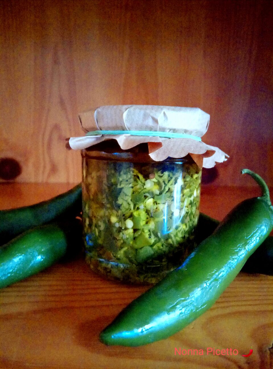 Peperoncini piccanti verdi sott'olio con basilico e aglio