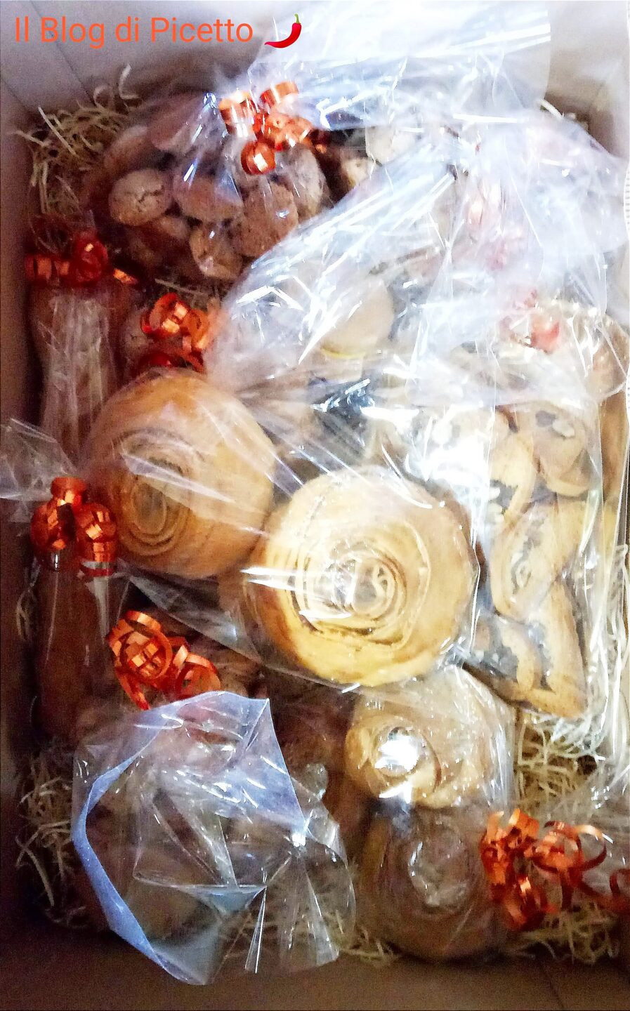 pacco regalo con dolcetti e golosità da dispensa