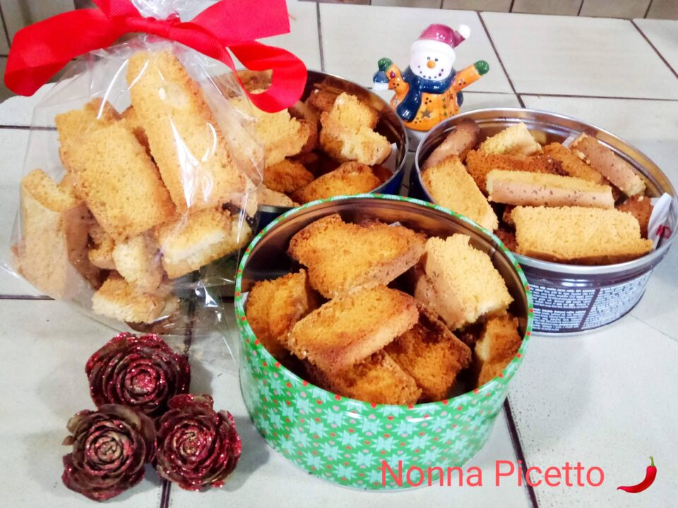 Questa è la ricetta degli anicini di Nonna Fini, la mia bisnonna, sono dei biscottini aromatizzati all’anice semplici, sani, gustosi e senza grassi.