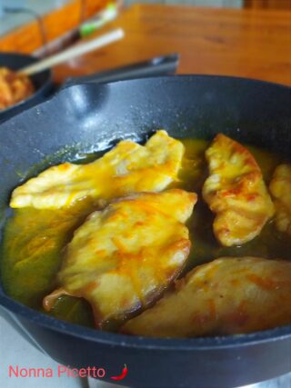 Scaloppine cremose di petto di pollo all'arancia anche se si tratta di una ricetta light sono deliziose, facili e veloci da fare utili sia per i pranzi e le cene di tutti i giorni che per ricorrenze speciali.