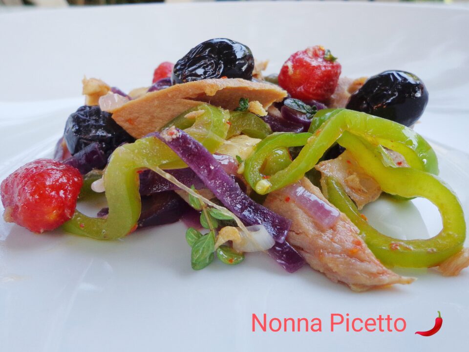 Insalatona con pollo tonno verdure e pomodorini confit