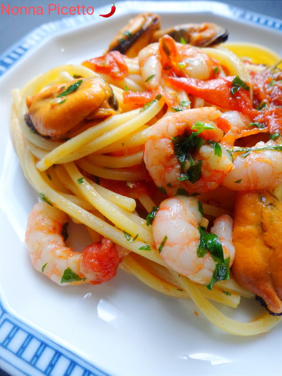 Gli Spaghetti allo scoglio preparati dalla nonna prendendo spunto dalla ricetta napoletana vista in un video dello chef Cannavacciuolo sono facili da fare e dal sicuro successo, non serve andare al ristorante per assaporare un buon piatto di spaghetti allo scoglio, anzi, fatti in casa sono ancora più buoni.