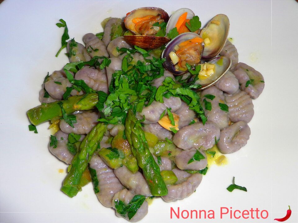 Gnocchi di patate vitelotte viola gourmet con asparagi e vongole: ricetta di Nonna Picetto