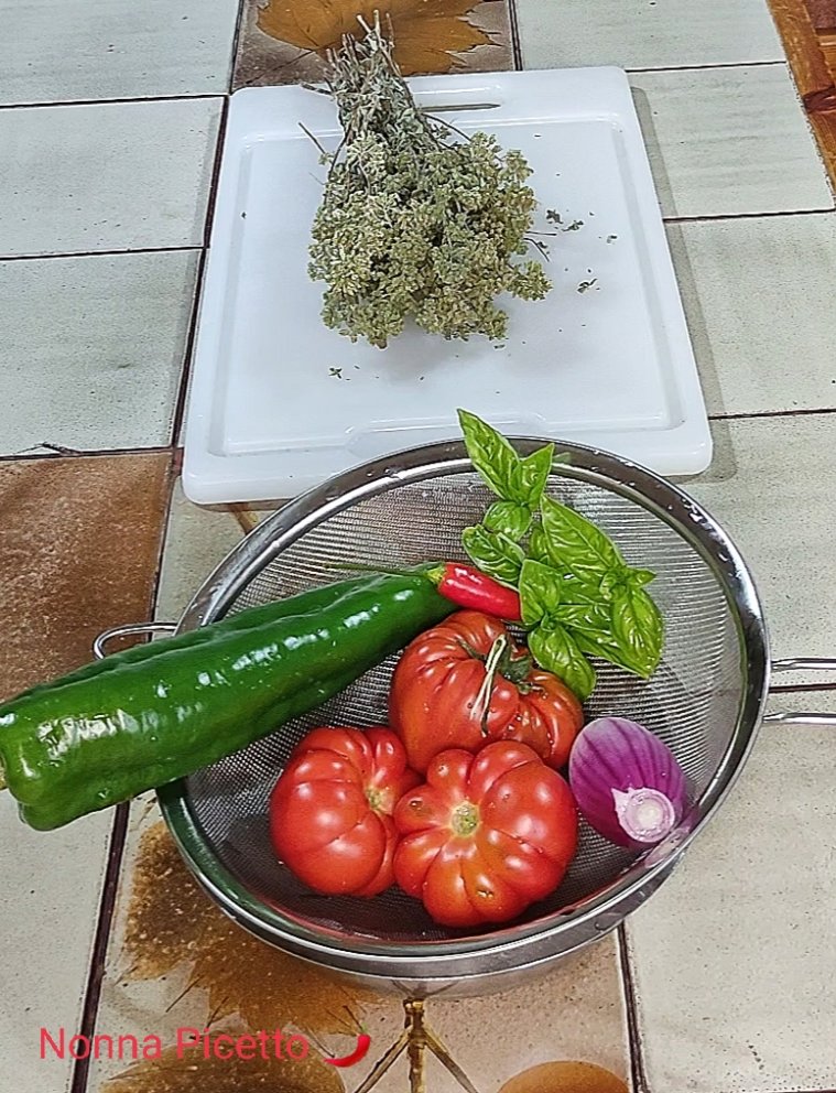 L'insalata di pomodoro alla calabrese ha un sapore speciale, in Calabria è una vera istituzione, durante la bella stagione non manca mai. Il mix di aromi sapientemente miscelati conferisce un sapore unico e inimitabile.