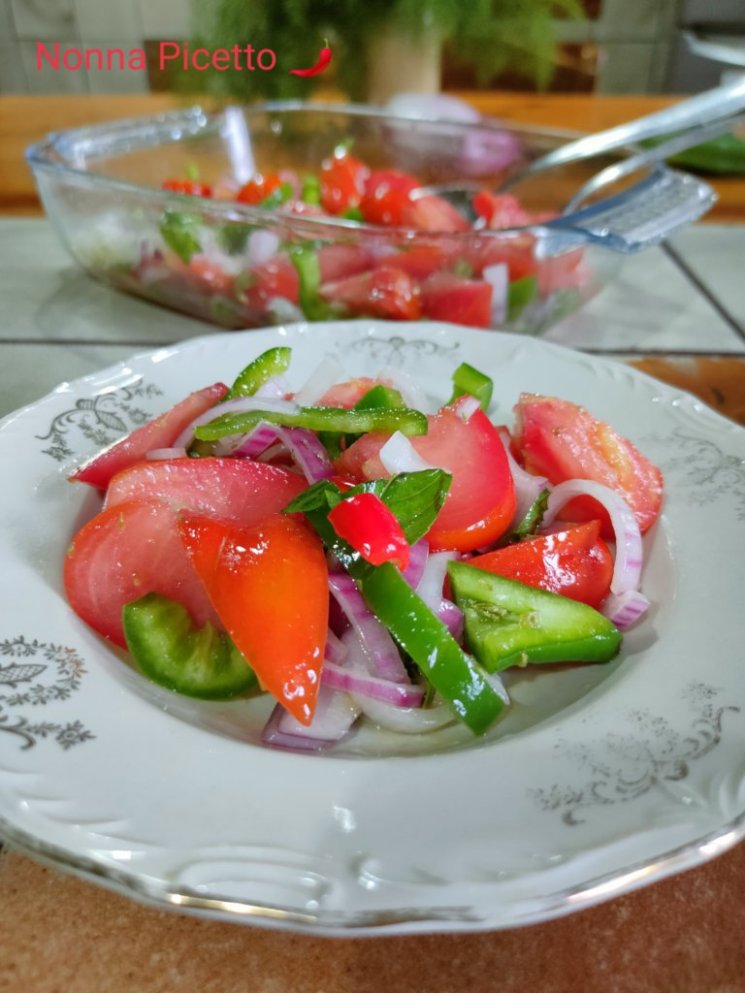 L'insalata di pomodoro alla calabrese ha un sapore speciale, in Calabria è una vera istituzione, durante la bella stagione non manca mai. Il mix di aromi sapientemente miscelati conferisce un sapore unico e inimitabile.