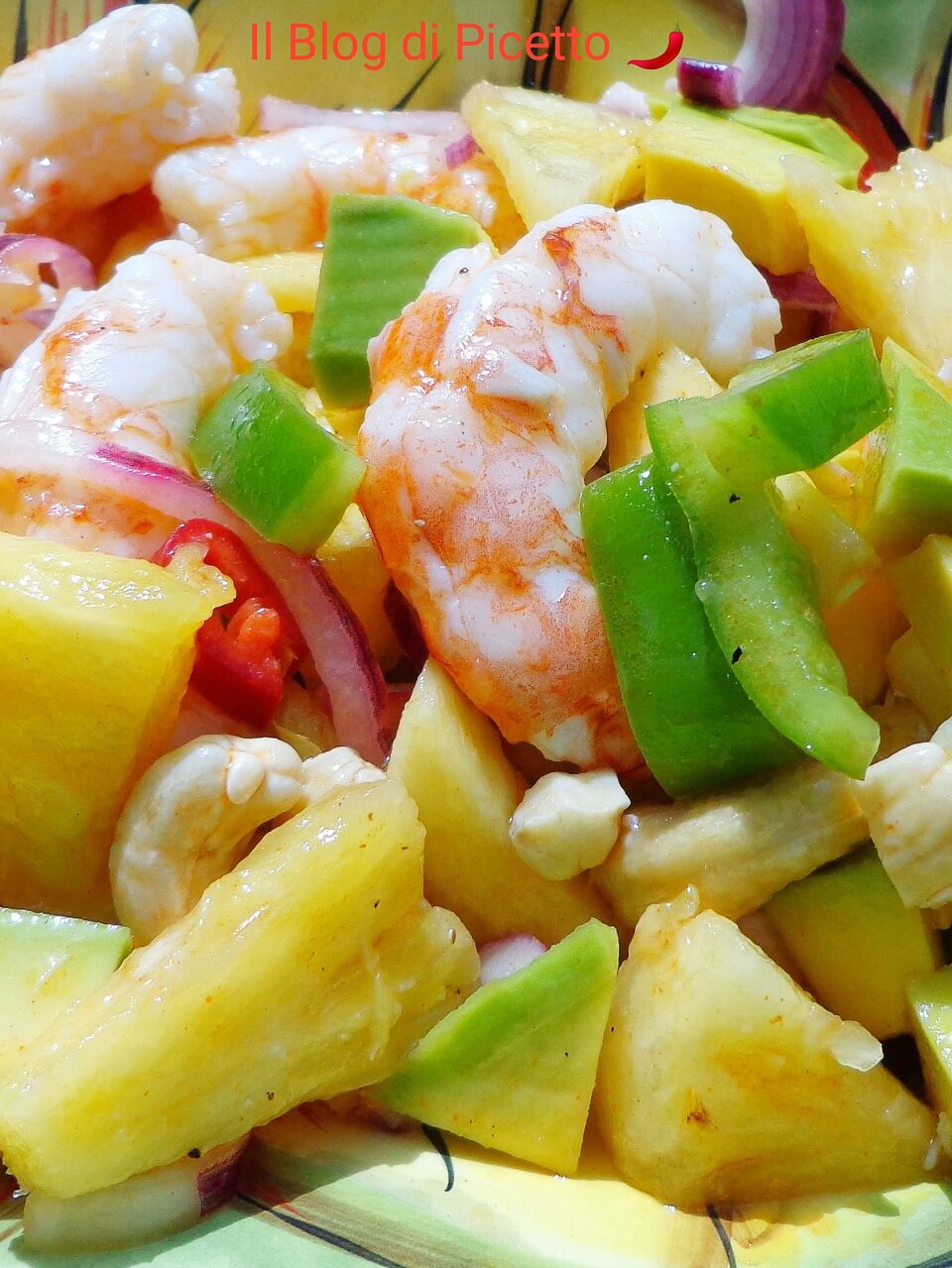 Insalata hawaiana di pollo e gamberi. Può rappresentare un secondo con contorno, una insalatona o piatto unico, puoi usarla tra gli antipasti caldi e freddi per pranzi o cene importanti. Senza il pollo tra gli antipasti di mare per la cena della Vigilia di Natale. Utile anche per simpatici apericena, come si fa con le tapas spagnole o i cicchetti veneziani.