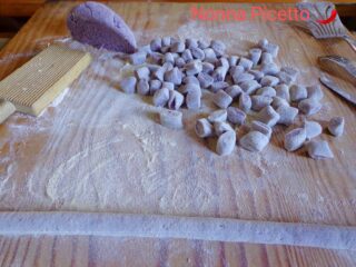 Preparazione Gnocchi di patate vitelotte viola