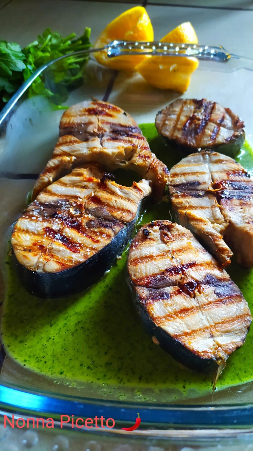 Tranci di palamita tonnetto grigliati con salsa salmoriglio.Questa ricetta è utile anche per cucinare il tonnetto alletterato, il tombarello, il tonno e lo sgombro, sono pesci che hanno caratteristiche simili, appartengono tutti alla specie degli sgombridi.