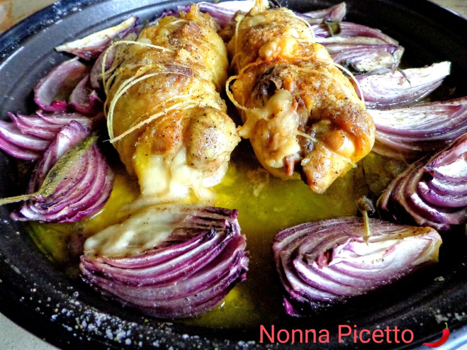 Cosce di pollo ripiene e cipolle di Tropea cotte anche al microonde
