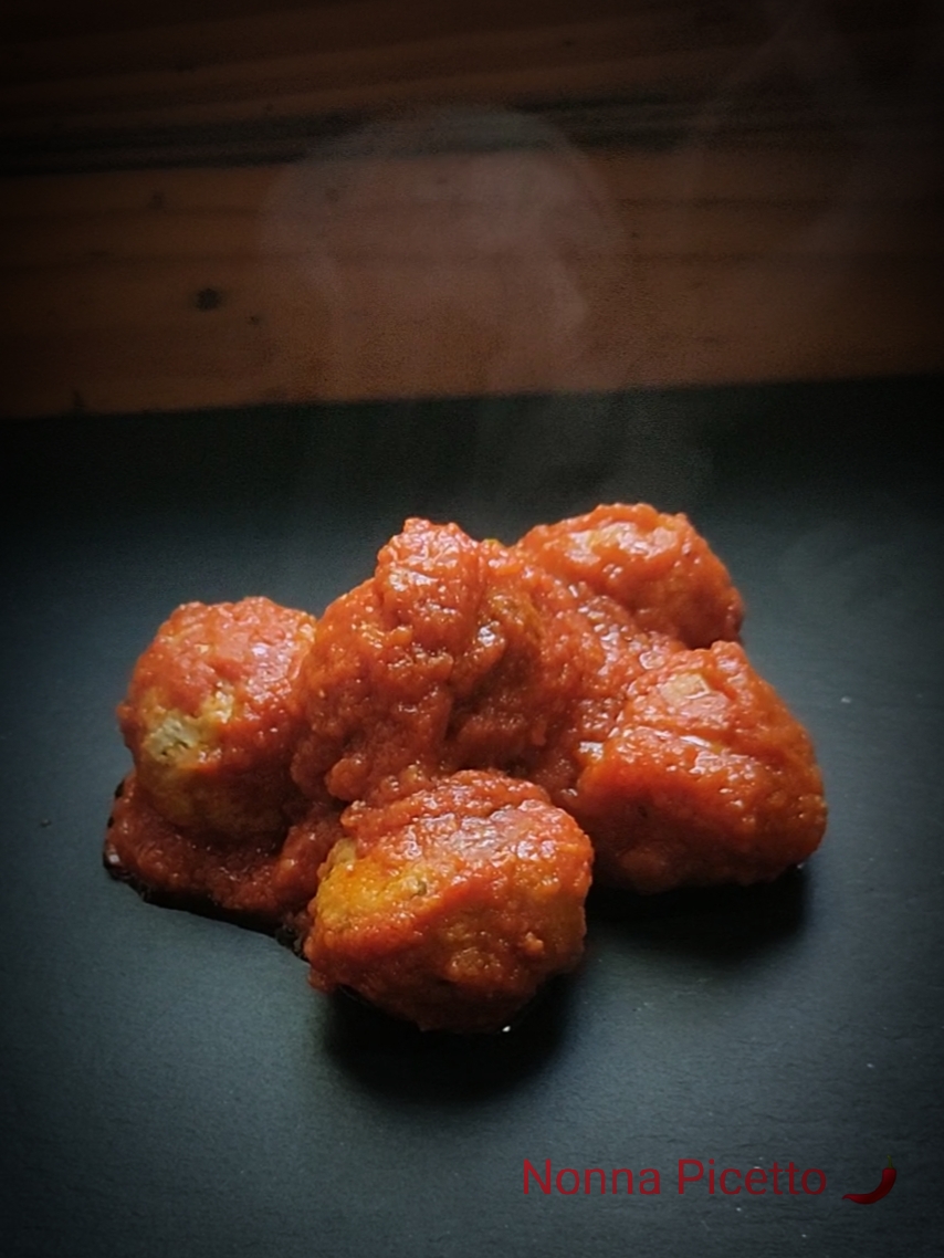 Le polpette al sugo non fritte preparate con la ricetta calabrese della nonna sono facili e veloci da preparare, morbide e molto saporite.