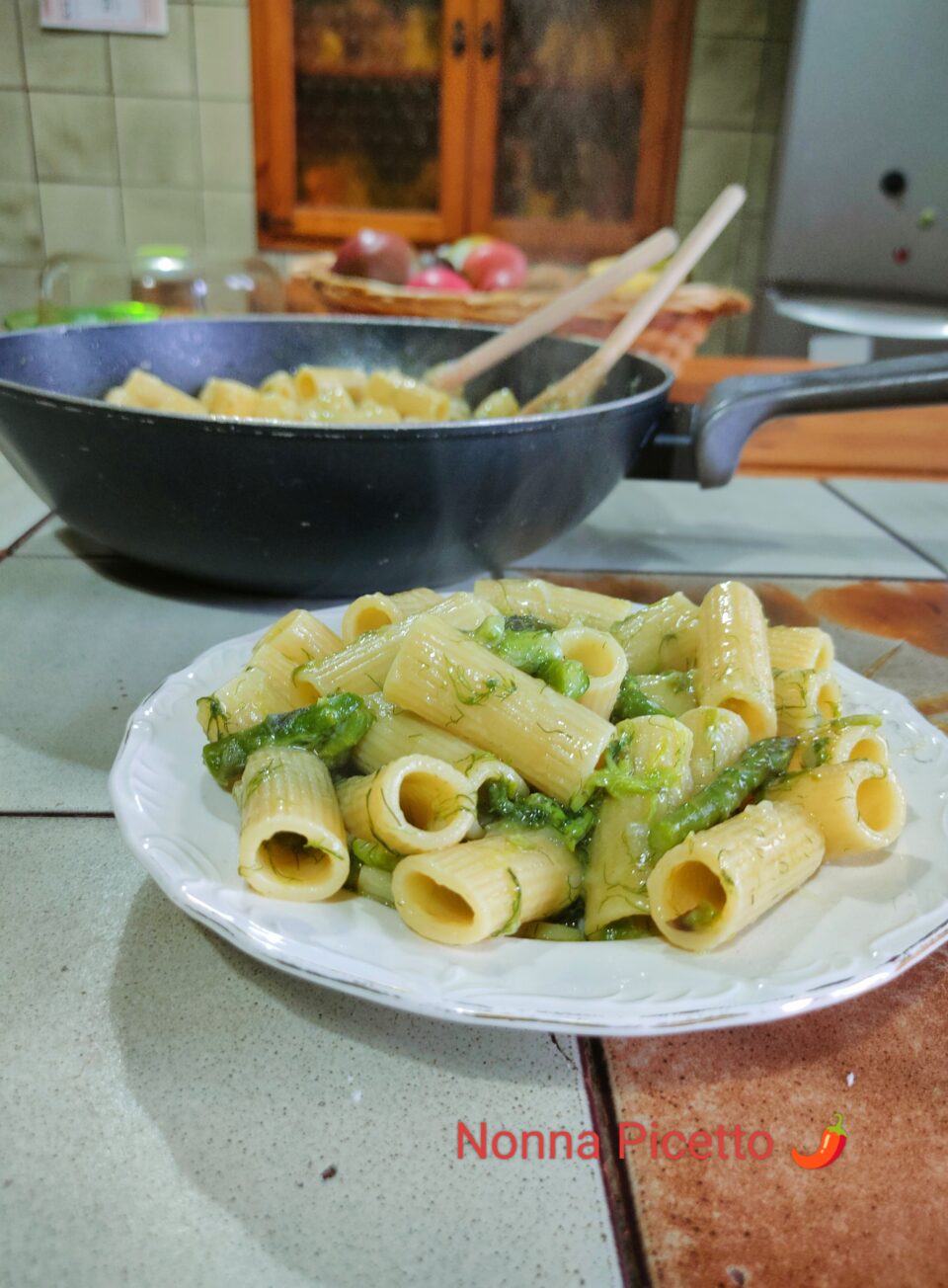 Pasta con asparagi coltivati o selvatici cremosa e saporita: ricetta della nonna facile e veloce