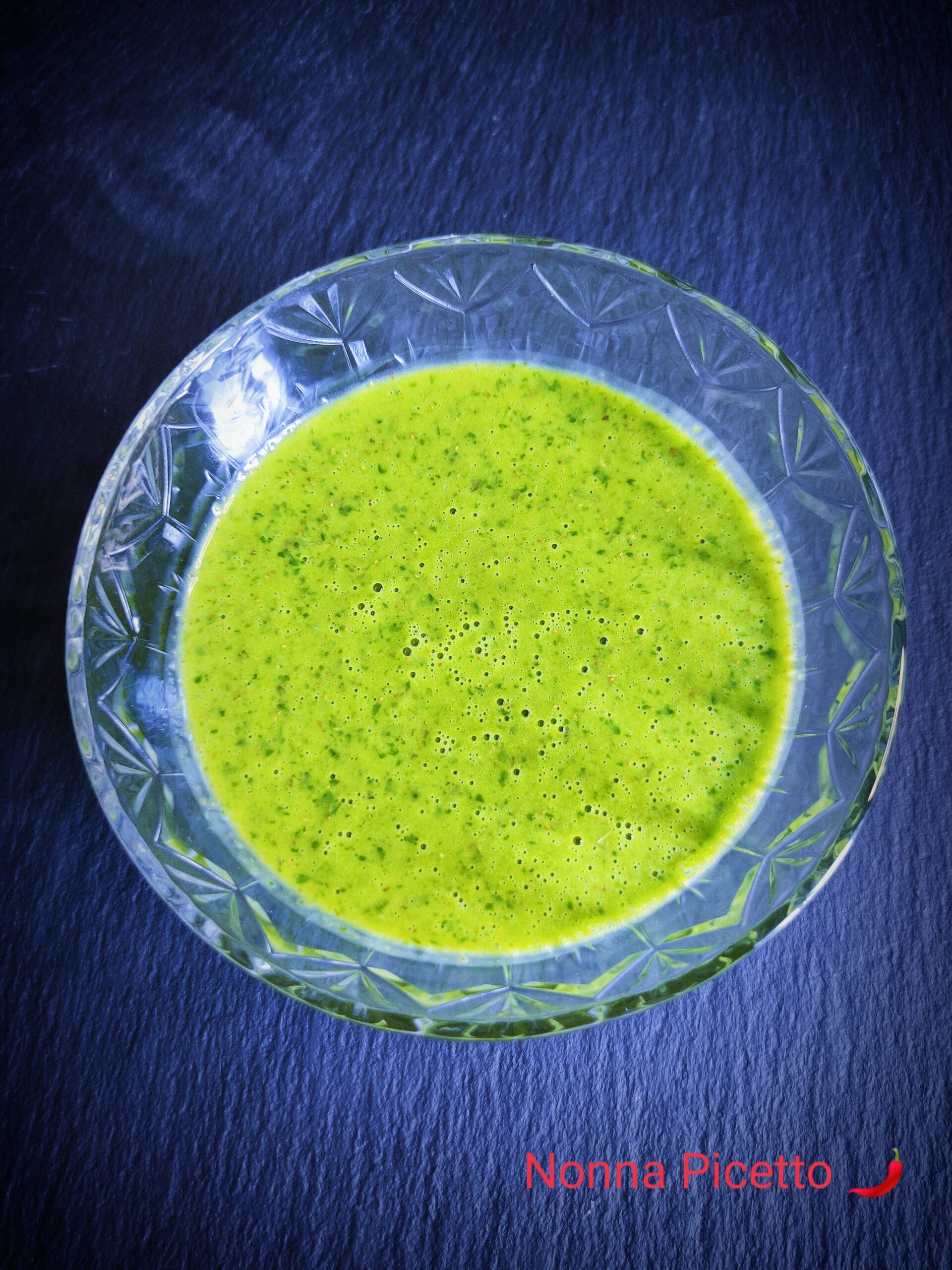 Il salmoriglio è una deliziosa salsa verde che si usa particolarmente in Calabria e Sicilia per condire e arricchire di sapori e profumi la carne e i pesci cucinati alla brace o in modo semplice. E' una salsa a base di prezzemolo, origano, succo di limone, olio extravergine di oliva, sale e a piacere peperoncino o pepe nero