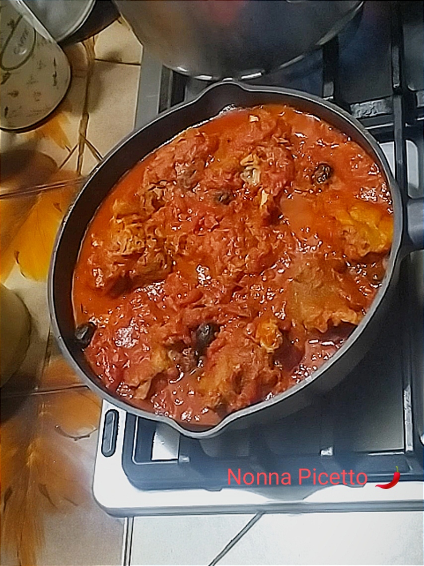 Sugo con carne di cinghiale a pezzi lunga cottura. Ricetta della nonna.