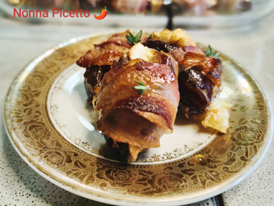 datteri ripieni di formaggio tipo brie e noci, avvolti da pancetta o bacon e infornati sono facili e veloci da fare e di grande effetto, ideali da servire come antipasto sfizioso, aperitivo, apericena, buffet per Natale, Capodanno e qualunque altra ricorrenza.