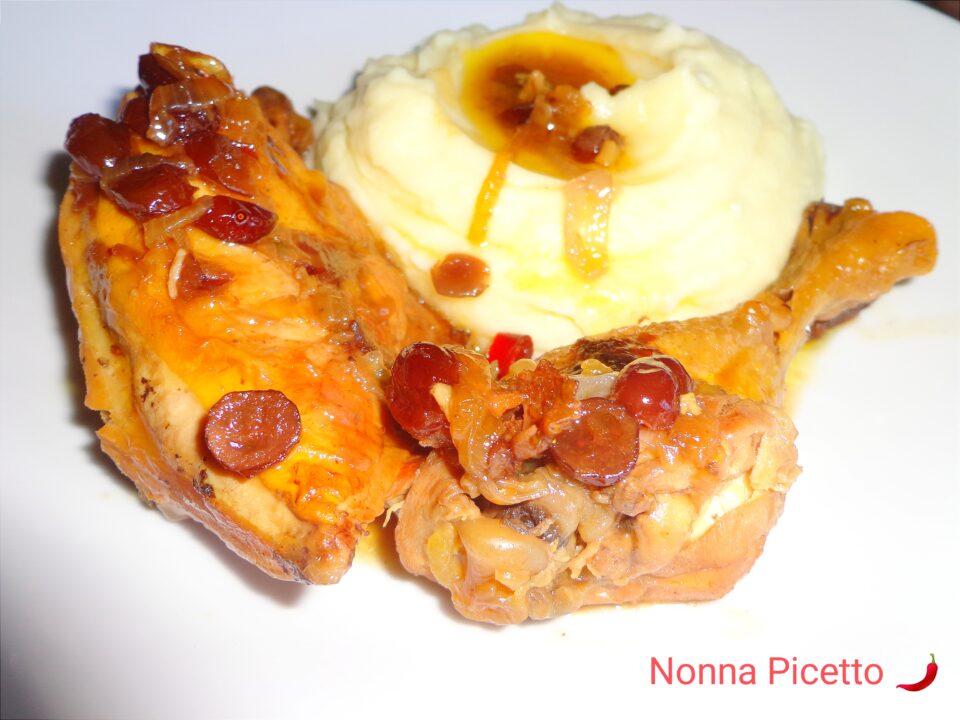 La ricetta per cuocere velocemente in padella il pollo in agrodolce con mirtilli rossi disidratati, cipolle e, a piacere, un po di piccante, è facile e dona molte soddisfazioni. Puoi sfruttare questa stessa ricetta con il pollo intero tagliato a pezzi, solo con bocconcini di petto di pollo o con le cosce di pollo. E' una ricetta utile anche per le festività natalizie e, per l'occasione, puoi servirlo accompagnato da un buon purè di patate o i kipferl di patate e mostarda cremonese