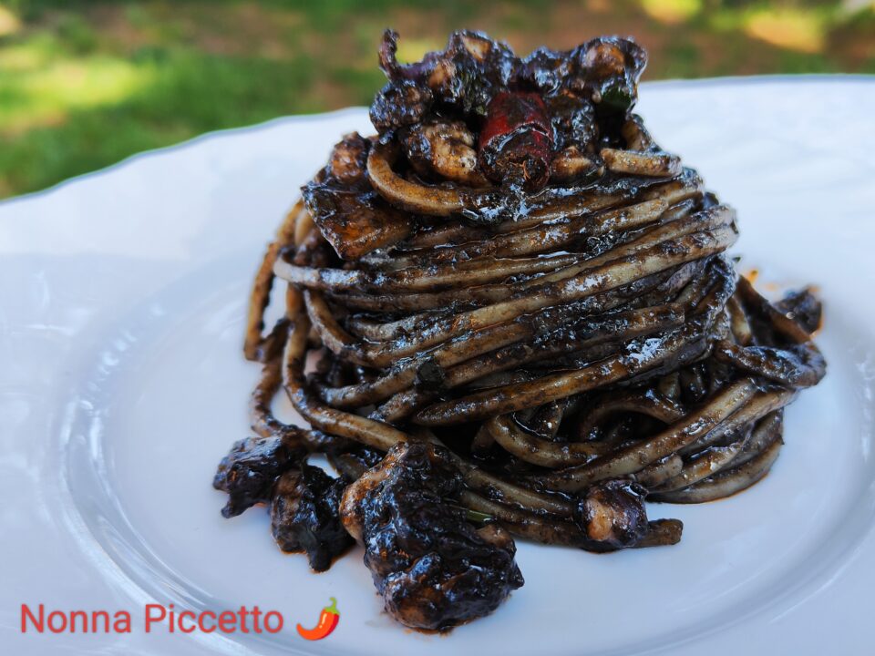 Spaghetti con nero di seppia seppie e pomodorini ricetta originale della nonna