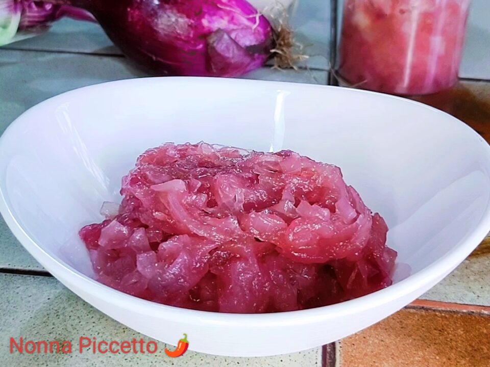 Cipolle rosse di Tropea in agrodolce caramellate ricetta calabrese della nonna. Le puoi anche conservare nei vasetti sottovuoto