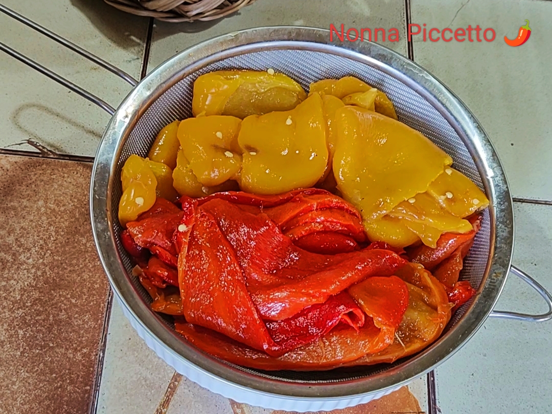 I peperoni arrostiti in friggitrice ad aria cuociono in circa 16/20 minuti, si spellano velocemente e mantengono una bella consistenza carnosa.