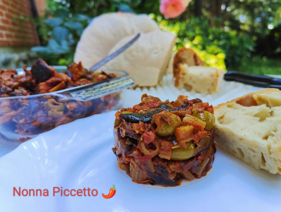 La ricetta della nonna della Caponata palermitana cucinata senza friggere le melanzane ma cucendole al forno o friggitrice ad aria è molto semplice, non ti accorgerai neanche che le melanzane non sono fritte.