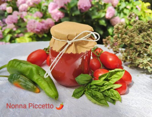 Passata salsa di pomodoro fatta in casa ricetta calabrese della nonna