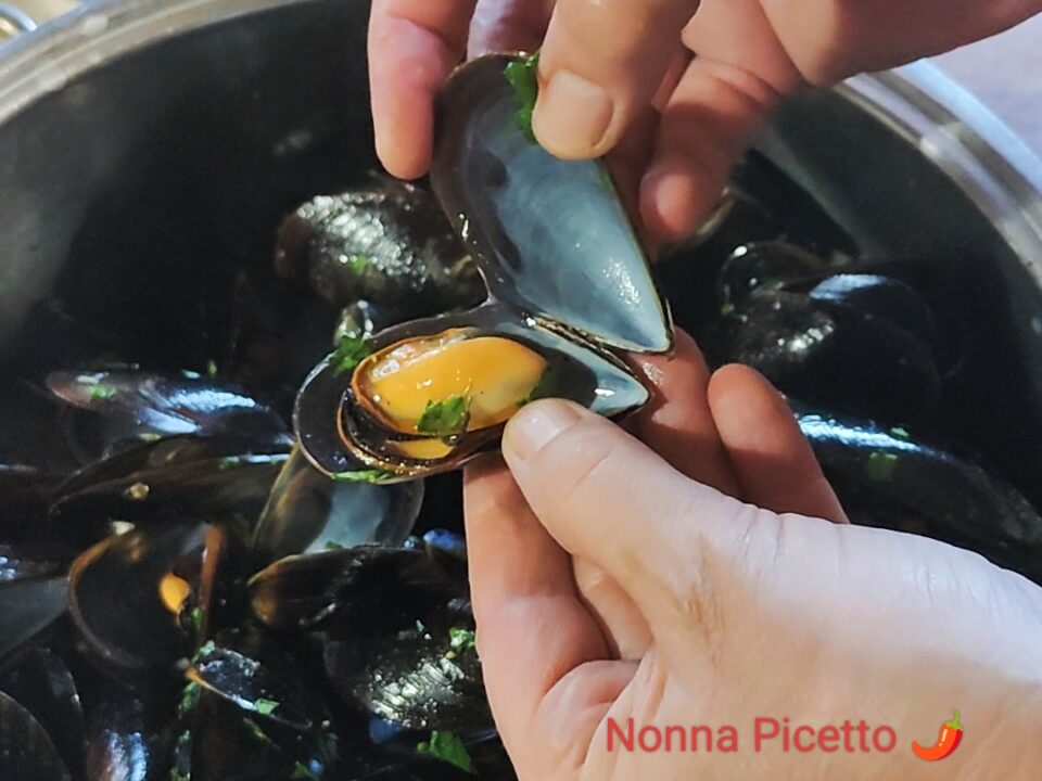 Prepariamo insieme una meravigliosa impepata di cozze con la ricetta della nonna, ti darò due varianti quella con il pomodoro e peperoncino alla calabrese e la classica in bianco con tanto pepe nero