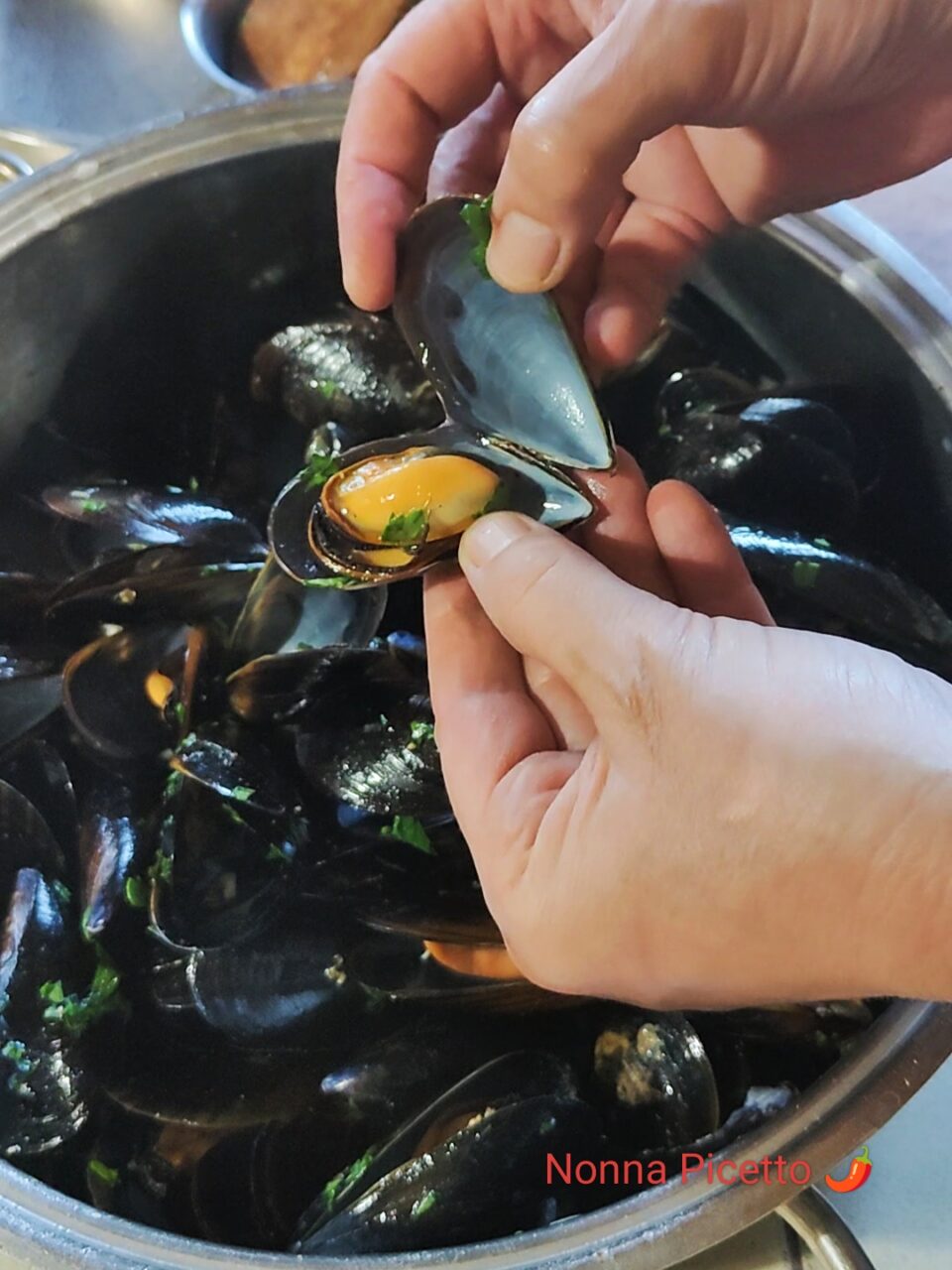 Prepariamo insieme una meravigliosa impepata di cozze con la ricetta della nonna, ti darò due varianti quella con il pomodoro e peperoncino alla calabrese e la classica in bianco con tanto pepe nero