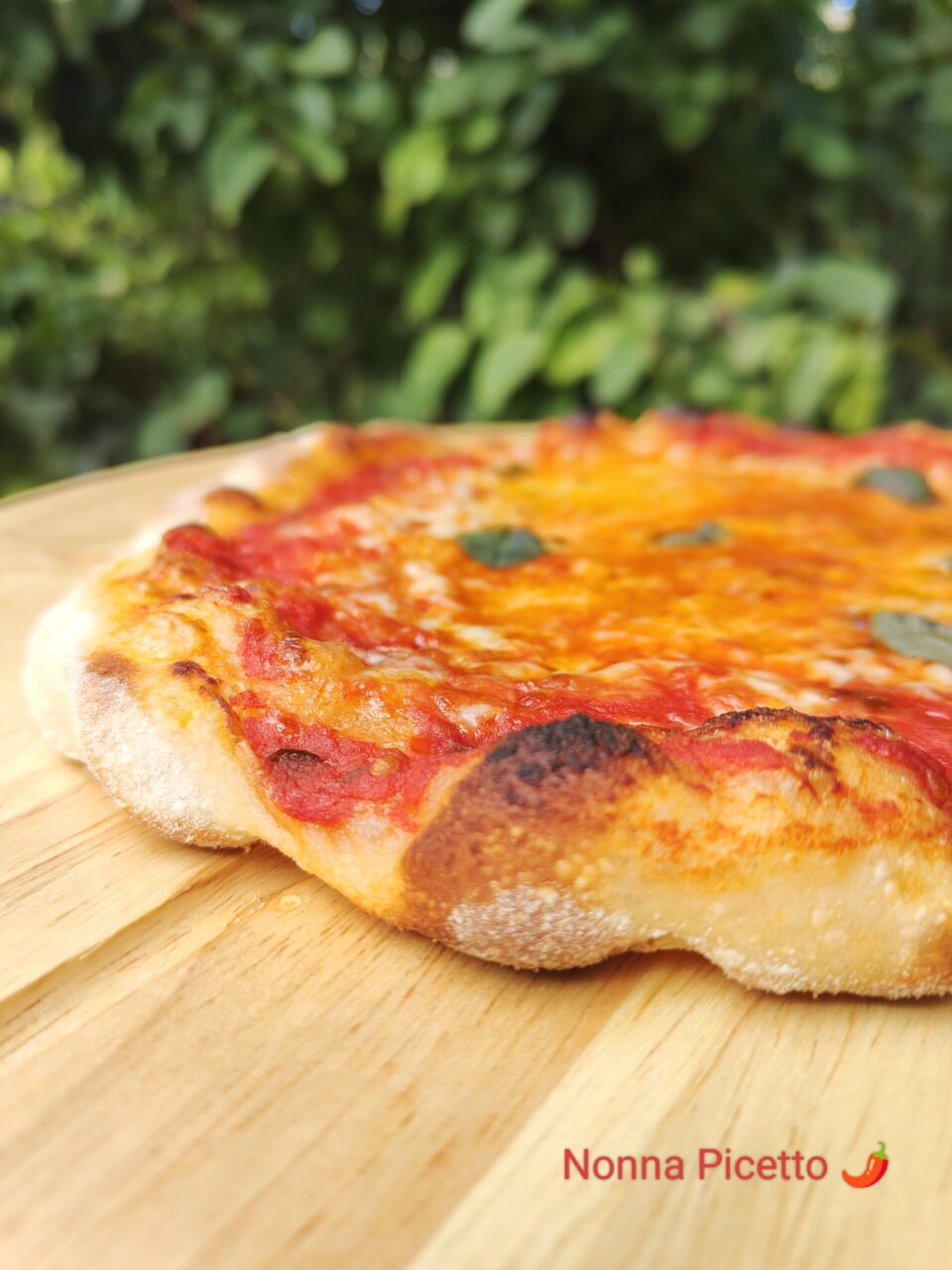 Pizza napoletana fatta in casa: facile a mano, impasto diretto veloce, poco lievito di birra fresco o secco, lievitazione in frigo 8, 12 e anche 24 ore