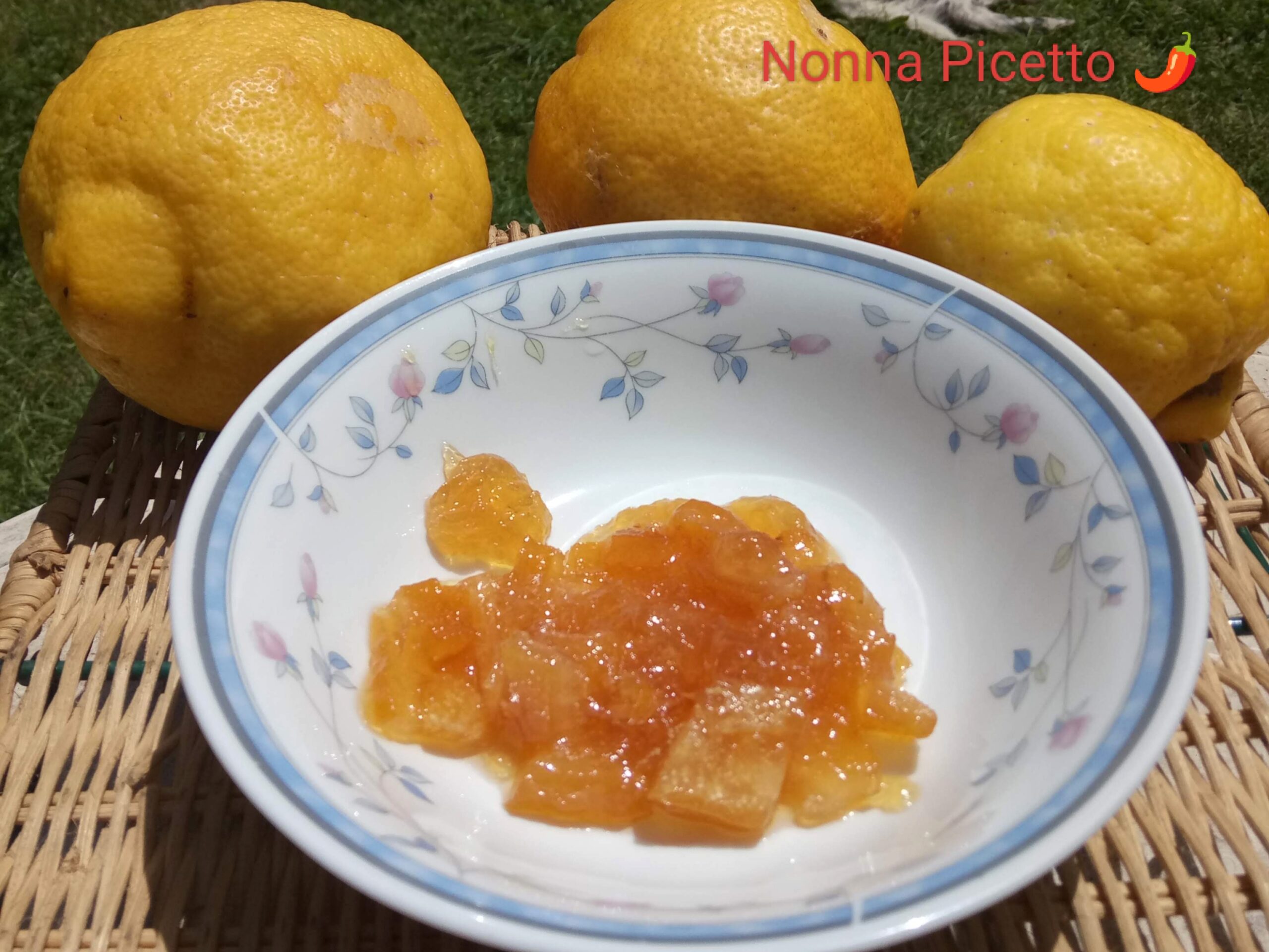 La marmellata di limoni fatta in casa con la ricetta siciliana della nonna è facile, veloce da fare e dal sicuro successo.