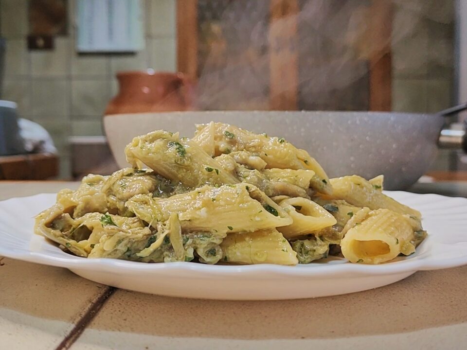 Pasta con i carciofi cremosa mantecata con il pecorino romano: ricetta della nonna facile e veloce
