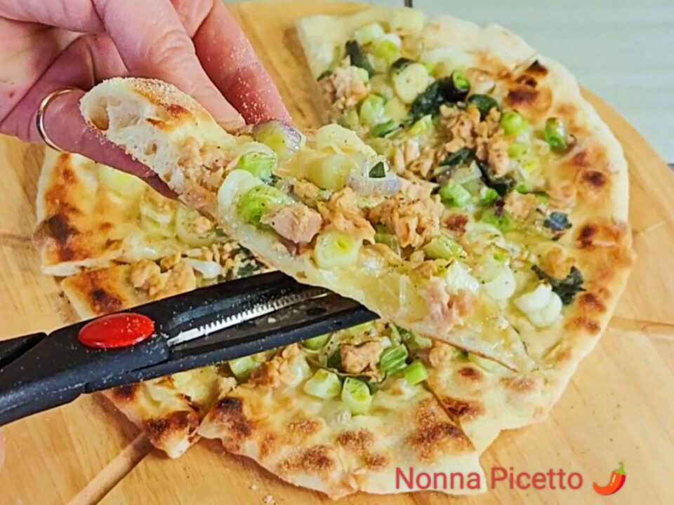 La pizza con le cipolle o cipollitti di Tropea è una delle mie preferite, in famiglia la propongo con 4 ricette, anzi 4 varianti della stessa ricetta: pizza con cipolle o cipollotti di Tropea (variante vegana e vegetariana); pizza con tonno sott'olio e cipolle o cipollotti di Tropea (sana e saporita); pizza con 'nduja e cipolla o cipollotti di Tropea (il dolce della cipolla si sposa a perfezione con il gusto piccante e saporito della 'nduja); Pizza con cipolle o cipollotti di tropea, 'nduja e tonno sott'olio calabrese (una vera goduria, i sapori di un territorio spettacolare che si sposano a perfezione tra di loro)