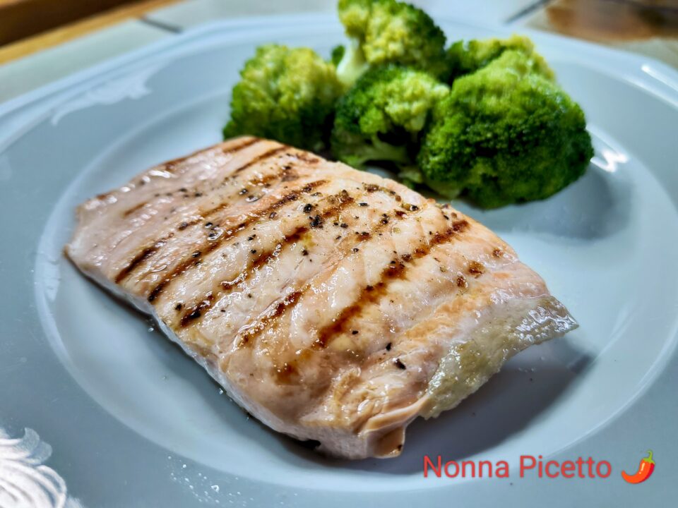 Salmone alla piastra light: facile e veloce con i trucchi di Nonna Picetto