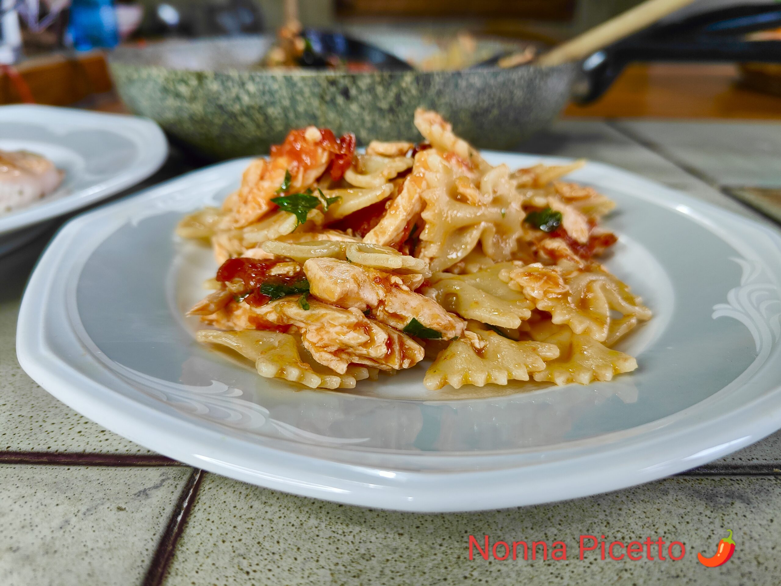 Pasta con salmone fresco pomodorini e peperoncino ricetta di Nonna Picetto