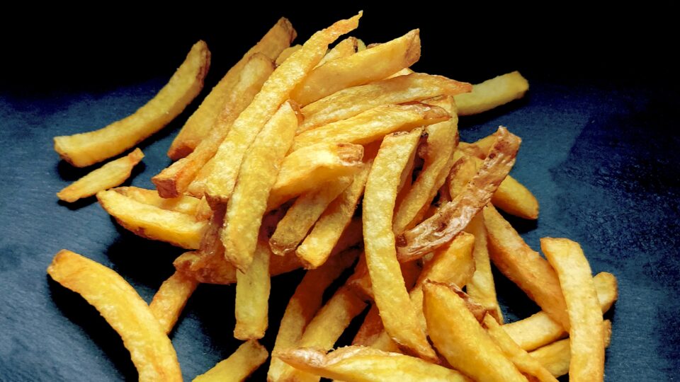Patatine fritte fatte in casa perfette croccanti e asciutte