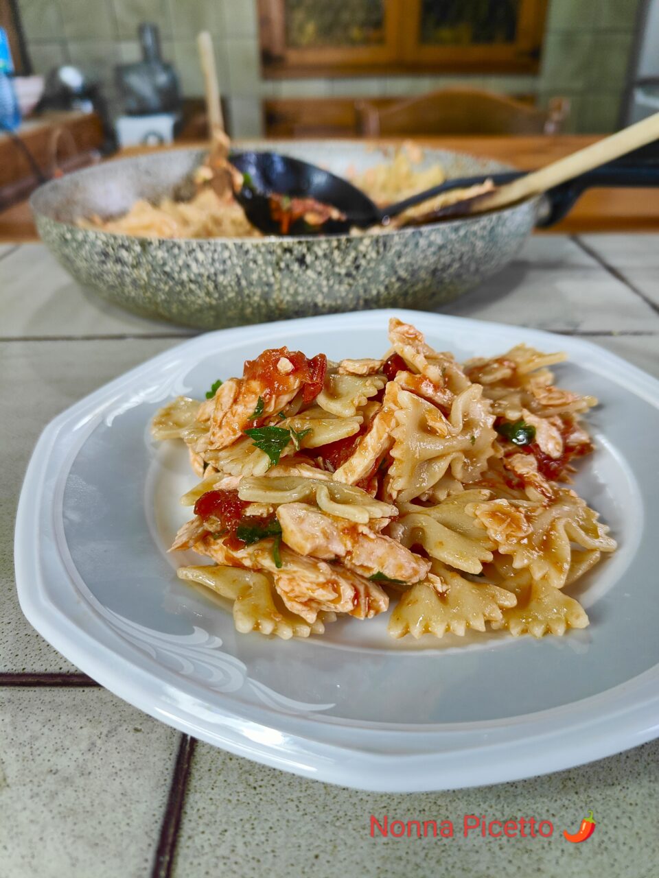 Pasta con salmone fresco pomodorini e peperoncino ricetta di Nonna Picetto