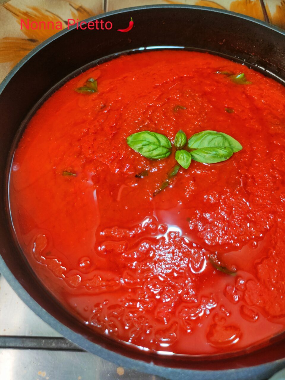 Sugo di pomodoro con pomodori freschi passati: ricetta calabrese di Nonna Picetto