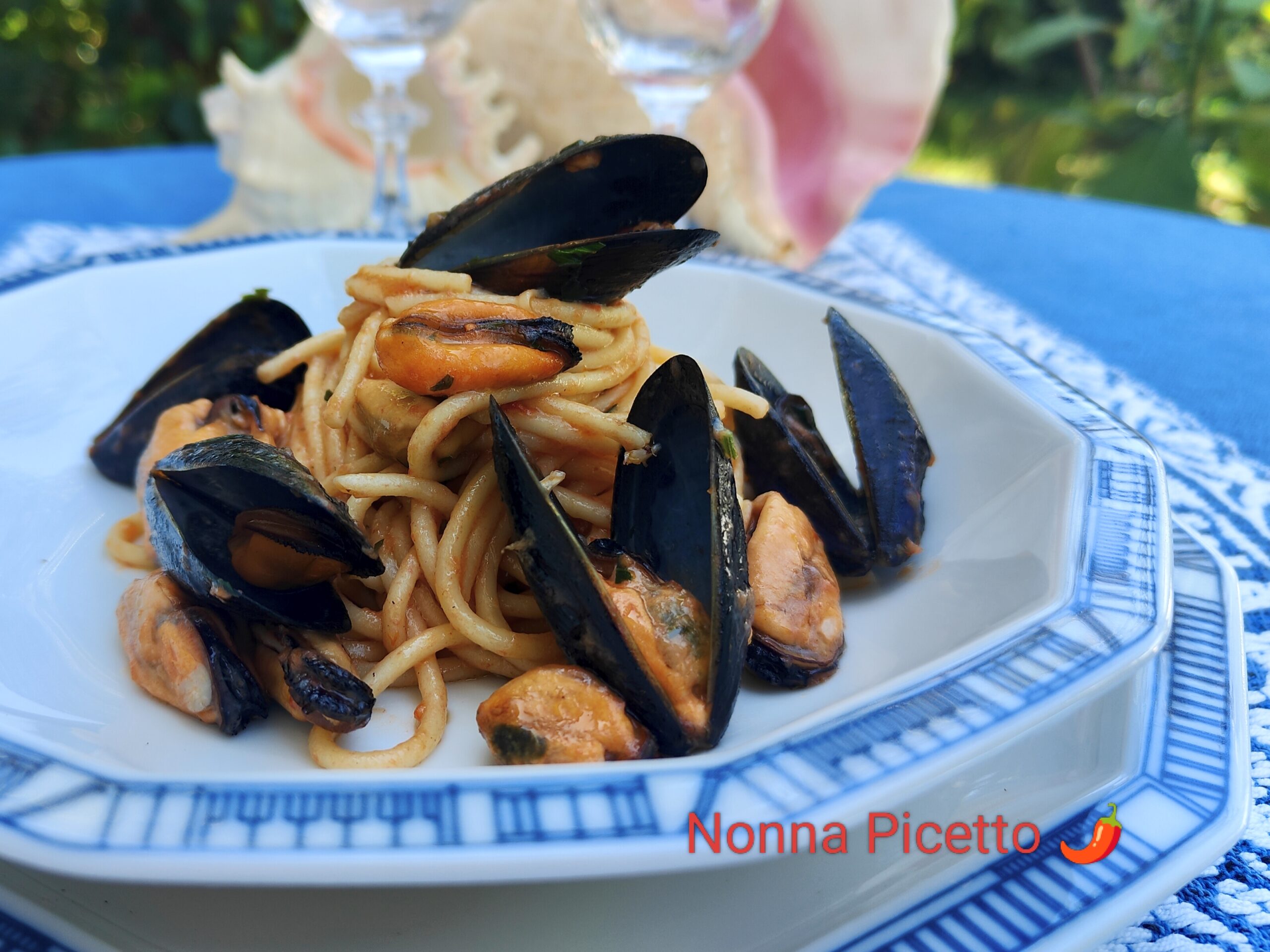 Spaghetti con le cozze e pomodorini o salsa o pelati risottati facili e veloci: ricetta di Nonna Picetto