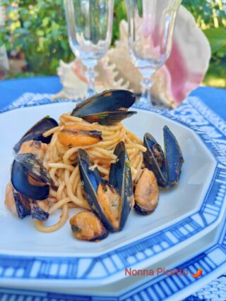Spaghetti con le cozze e pomodorini o salsa o pelati risottati facili e veloci: ricetta di Nonna Picetto