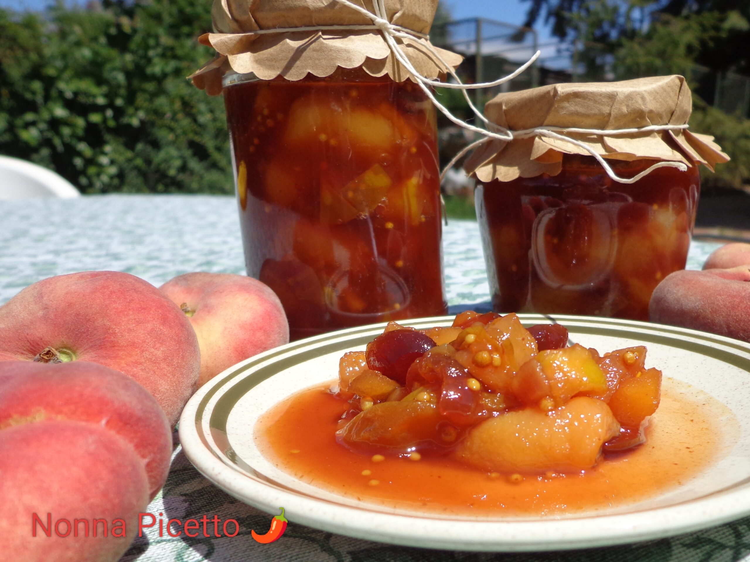 Chutney di pesche e mirtilli rossi o altra frutta di stagione. Salsa di frutta speziata per accompagnare taglieri di formaggi e salumi, carne grigliata e arrosti