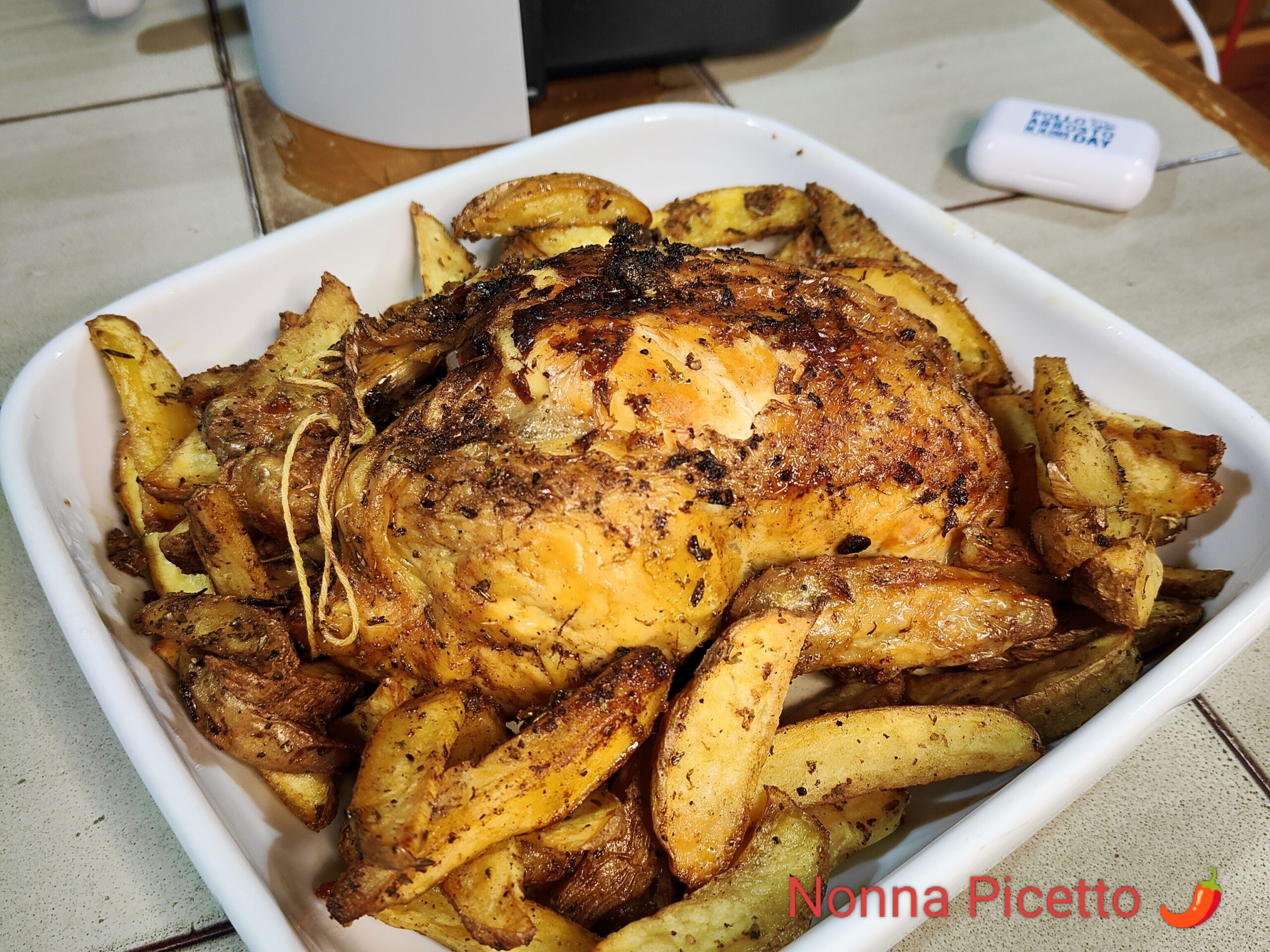 Pollo arrosto intero con patate in friggitrice ad aria: ricetta facile e veloce di Nonna Picetto