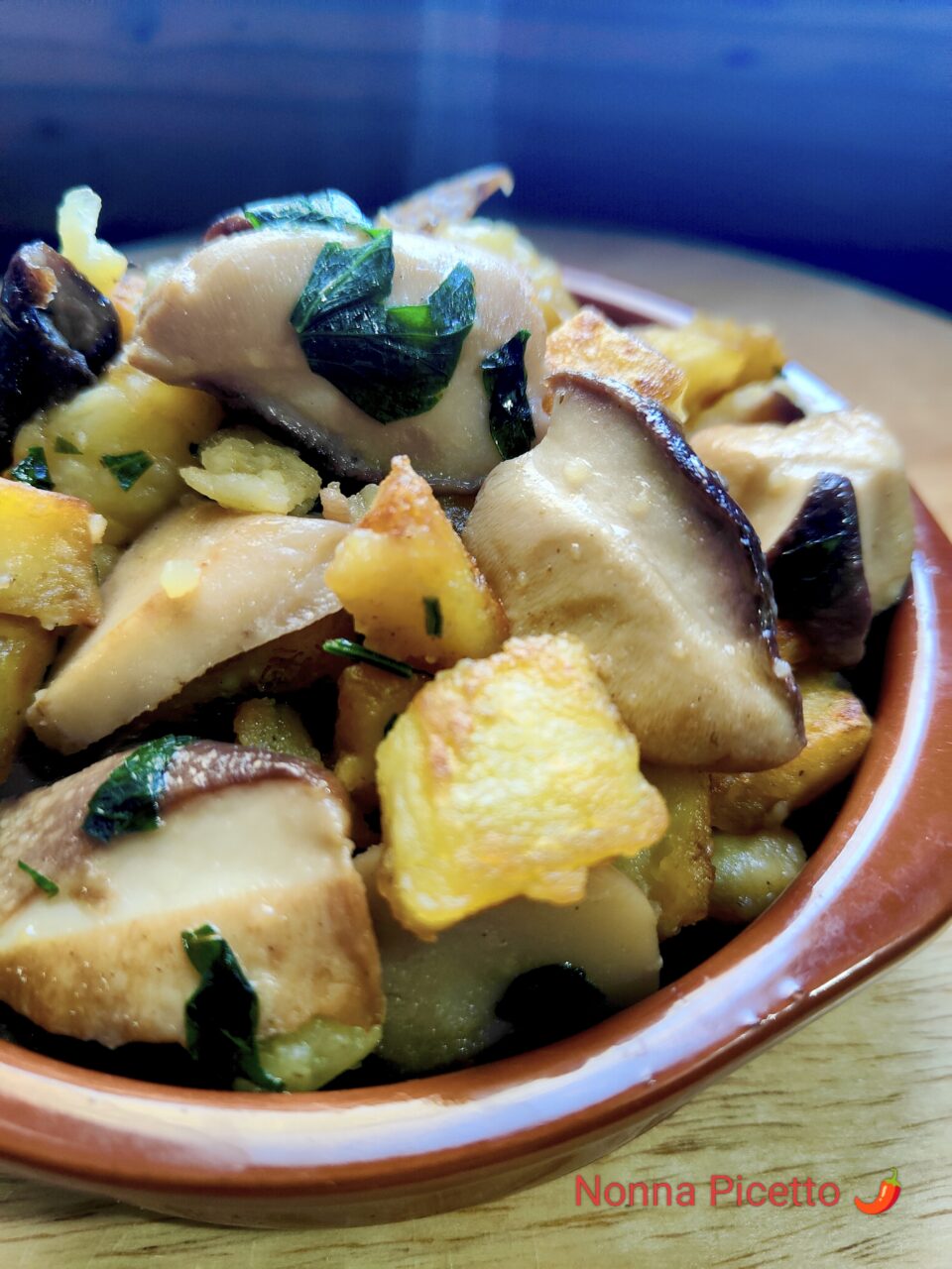 La ricetta calabrese di Nonna Picetto dei funghi porcini e patate 'mpacchiuse cotti in padella è buonissima, una ricetta facile che ti consiglio di provare con tutto il cuore