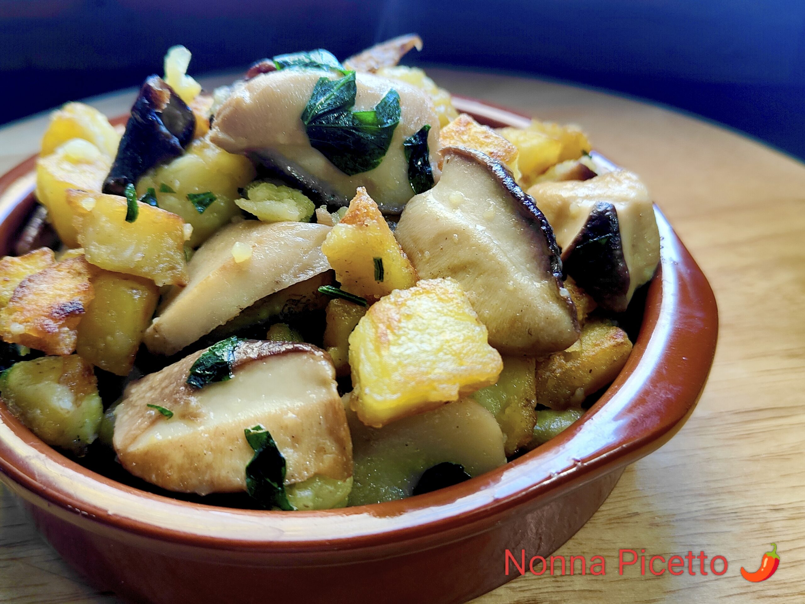 La ricetta calabrese di Nonna Picetto dei funghi porcini e patate 'mpacchiuse cotti in padella è buonissima, una ricetta facile che ti consiglio di provare con tutto il cuore