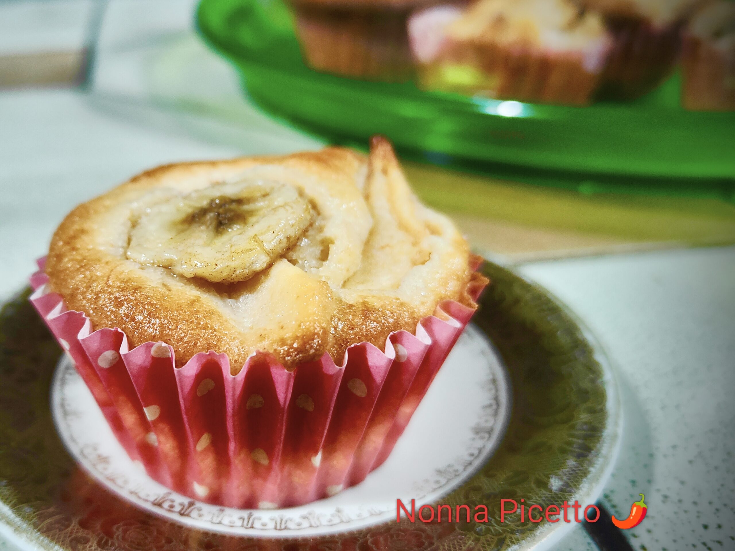 La ricetta di Nonna Picetto dei muffin alle mele e banane è facile, veloce, senza grassi, infatti non c'è ne burro ne olio e con poco zucchero.